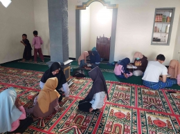 Pelaksanaan Bimbingan Belajar Al-Qur'an Desa Botoputih oleh Tim Pengabdian UM (Dokumentasi Pribadi, 2022)
