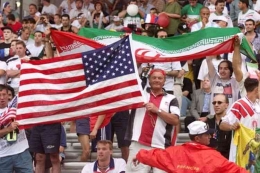 Suporter Iran dan Amerika Serikat di Piala Dunia 1998 Foto: Patrick Kovarik/AFP/Getty Images/Kompas.com