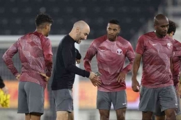 Pelatih timnas Qatar, Felix Sanchez, memimpin sesi latihan timnya, Doha, 2 Oktober 2022. (AFP/KARIM JAAFAR dipublikasikan  kompas.com)