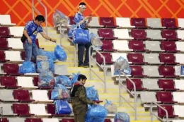 Suporter Jepang bersih-bersih stadion. (GETTY IMAGES via BBC INDONESIA)