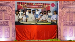 Presentasi salah satu kelompok sebelum memulai pertunjukan Wayang Thithi  kelompoknya  | dok.smpkcorjesu_mlg