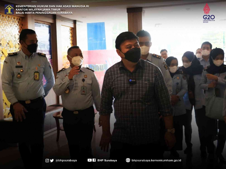 Staf Khusus Menkumham Fajar B.S. Lase mengujungi BHP Surabaya, Senin siang (28/11). Dok. Humas BHP
