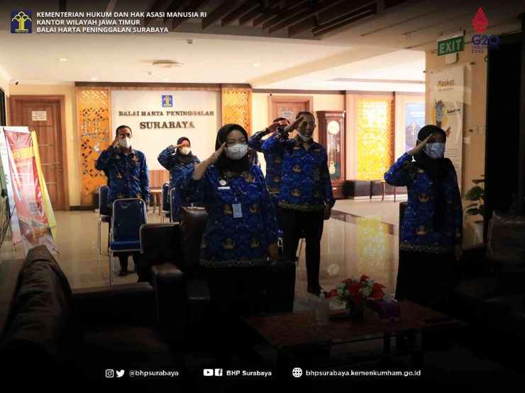 Pegawai BHP Surabaya Kanwil Kemenkumham Jatim mengikuti puncak acara peringatan Hari KORPRI ke-51 secara daring, Selasa pagi (29/11) - Dok. Humas