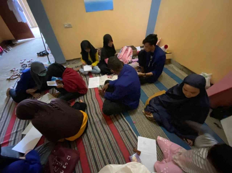 Pelaksanaan Bimbingan Belajar Anak-anak Desa Botoputih oleh Mahasiswa Pengabdian UM (Dokumentasi Pribadi, 2022)