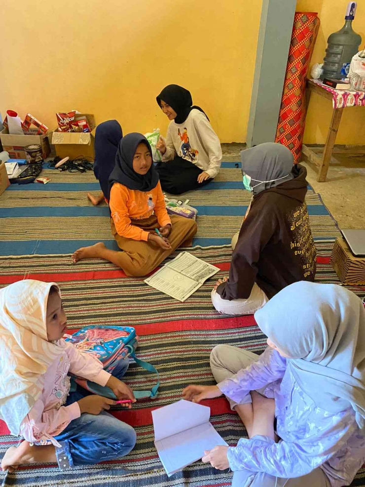 Pelaksanaan Bimbingan Belajar Anak-anak Desa Botoputih oleh Mahasiswa Pengabdian UM (Dokumentasi Pribadi, 2022)