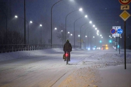 Bersepeda saat winter pada malam hari | foto: Sueddeutsche.de/ dpa/ L.Pickert