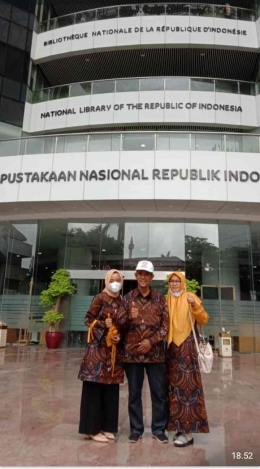 Penulis bersama anak dan istri di depan Gedung Perpustakaan Nasional (dokpri)