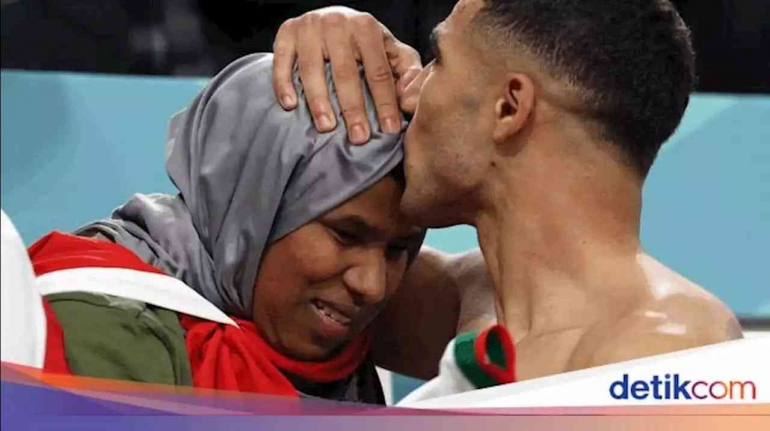 Maroko menang atas Belgia Selebrasi kemenangan dilakukan dengan sujud syukur hingga mencium kening ibu.| Foto detik.com