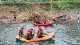 Petugas Rutan Barabai, Kanwil Kemenkumham Kalsel simulasikan penyelamatan korban di sungai Pulau Mas (Dokpri)