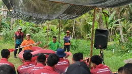 ALL Outbond Rescue memberikan materi dasar penyelamatan di air kepada petugas Rutan Barabai, Kanwil Kemenkumham Kalsel. (Dokpri)