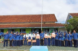 Seusai memperingati hari Korpri ke 51, para pemenang lomba diberikan hadiah. Tampak guru para juara dan Ks mengabadikan moment (Foto:Dok/Diq)