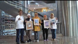 Penulis bersama beberapa penulis buku dari Jakarta, Jawa Barat dan Banten di lobby Perpustakaan nasional (foto: dokpri)