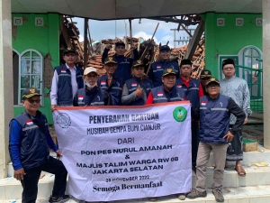 PonPes Nurul Amanah dan Majelis Taklim Warga RW 08 Srengseng Sawah Berikan Bantuan Korban Gempa Cianjur