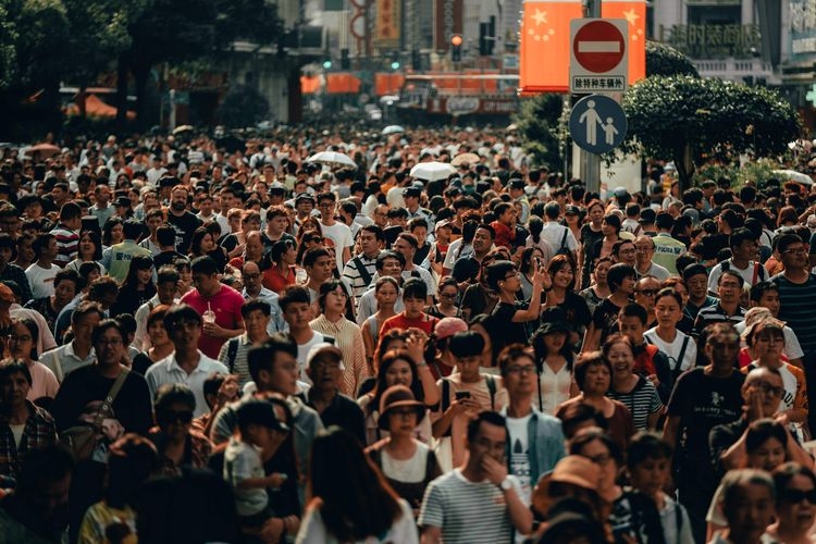 Ilustrasi populasi sebuah negara. Jumlah penduduk di dunia tahun 2022 diprediksi bisa mencapai delapan miliar jiwa. (Dok. UNSPLASH/Owen Cannon via kompas.com)