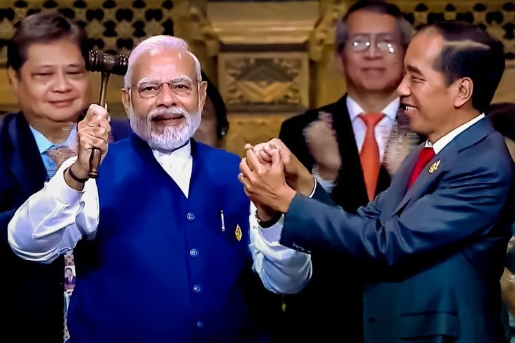 Presiden Joko Widodo menyerahkan tampuk presidensi G20 kepada PM India Narendra Modi. India akan memegang presidensi G20 pada tahun 2023.| Dok Kemenko Perekonomian via Kompas.com