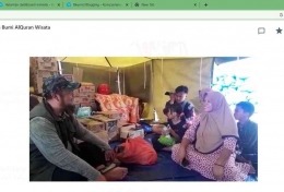 Relawan Bumi Al Qur'an Ahmad Jaelani bincang ceria dengan korban gempa Cianjur di tenda darurat (Dokpri) 