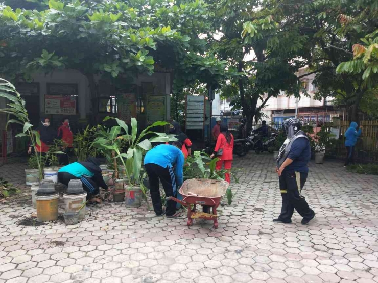 Aksi bersih-bersih di lingkungan sekolah (foto Akbar Pitopang)