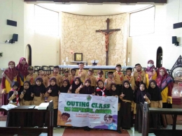 Foto bersama siswa-siswi dan guru pendamping di dalam Gereja Katolik Gembala Baik Batu (Dokumen Pribadi)