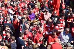 Fans Liverpool menikmati bir sebelum sebuah pertandingan di stadion Anfield. Sumber: Andrew Teebay / www.liverpoolecho.co.uk