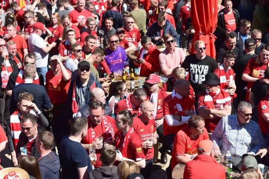 Fans Liverpool menikmati bir sebelum sebuah pertandingan di stadion Anfield. Sumber: Andrew Teebay / www.liverpoolecho.co.uk