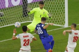 Christian Pulisic mencetak gol ke gawang Iran. Foto: Odd Andersen/AFP/kompas.com