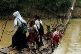 Ilustrasi Fasilitas Pendidikan jembatan Pendidikan Anak Bangsa, sumber : https://igun81.wordpress.com/2014/05/02/potret-buram-pendidikan-di-indonesia/