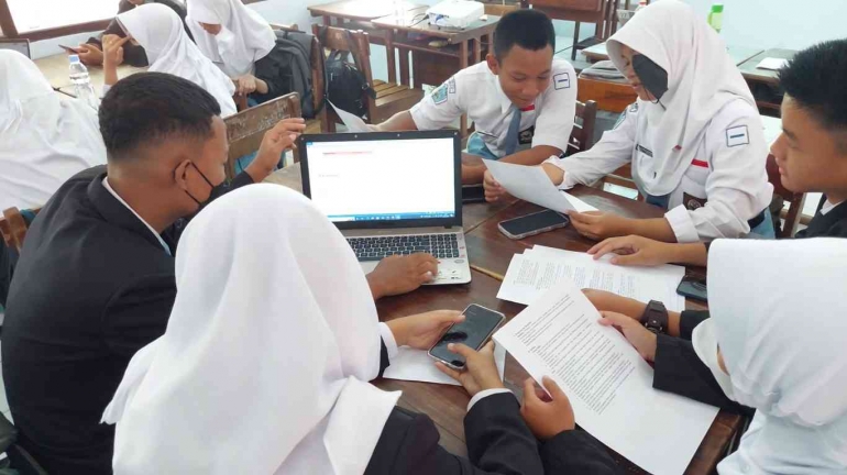 Peserta didik melakukan diskusi kelompok (Dokpri)