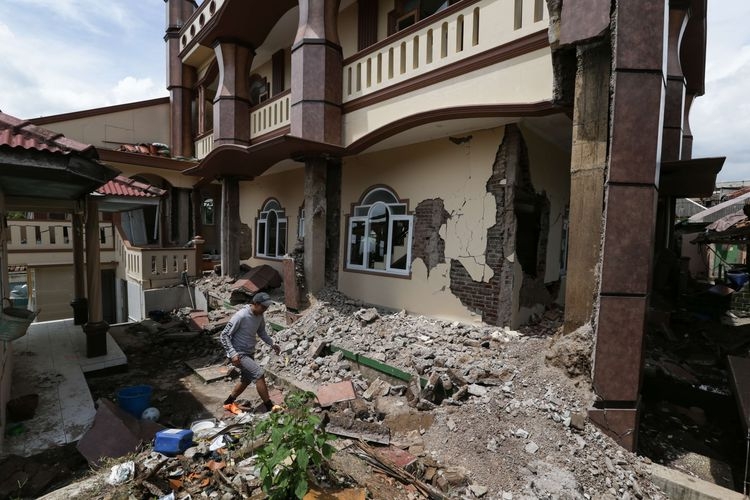 Kerusakan akibat gempa di Kampung Cibeureum Kaler, Desa Cibeureum, Kecamatan Cugenang, Kabupaten Cianjur, Jawa Barat, Selasa (22/11/2022). Sedikitnya 162 orang meninggal dunia, 326 warga luka-luka, dan 13.784 orang mengungsi akibat gempa bermagnitudo 5,6 di Cianjur.(Foto: KOMPAS.com/KRISTIANTO PURNOMO)