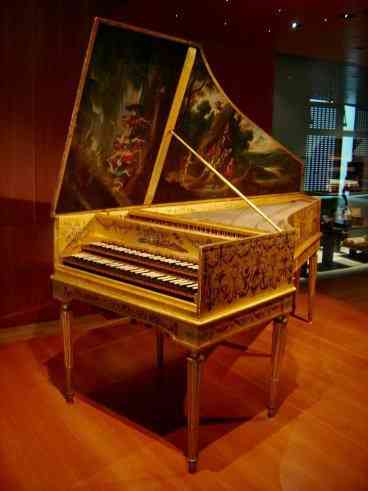 Harpsichord ( Sumber : https://upload.wikimedia.org/wikipedia/commons/thumb/8/83/ClavecinRuckers&Taskin.JPG/1200px-ClavecinRuckers&Taskin.JPG )