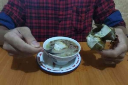 cara makan Coto Makassar, sumber : sulsel.idntimes.com