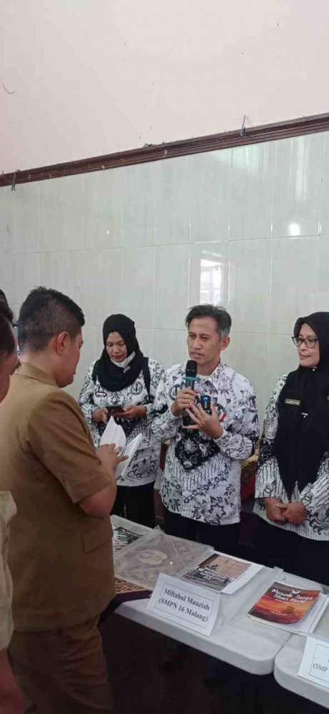 Kadinas memberikan apresiasi pada guru penulis,  dokumentasi pribadi Utien