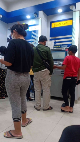 Penggantian PIN, kartu ATM di kantor BCA Cabang Kota Bekasi (foto dok Nur Terbit)