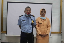 Mathori dan Istri saat pelepasan purna tugas / Dok Humas