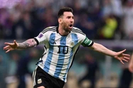 Lionel Messi melakukan selebrasi gol ke gawang Meksiko. (AFP/ KIRILL KUDRYAVTSEV/via KOMPAS.COM),
