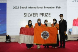 Penerimaan Silver Medal Tim Mahasiswa Farmasi Universitas Ahmad Dahlan (UAD) dalam SIIF 2022 di Korea Selatan (Foto: pribadi)