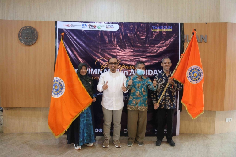 Pelepasan Tim Pimnas dan Abdidaya UAD oleh WR Bidang Kemahasiswaan dan Alumni, Dr. Gatot Sugiharto, S.H., M.H. (putih) (Foto: Humas UAD)