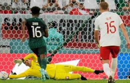 Aksi heroik Szczesny menepis tendangan penalti Arab Saudi/foto: FIFA.com
