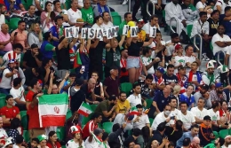 Protes suporter Iran selama pertandingan berlangsung (Sumber: Molly Darlington/Reuters)
