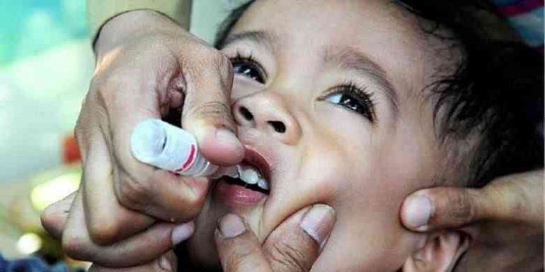 ilustrasi pemberian vaksin polio pada anak | sumber: rri.co.id