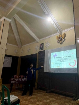 Foto 3. Pemberian materi oleh Mahasiwa Universitas Negeri Malang (Puspa Aprilia Trimilena)/dokpri