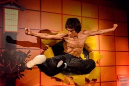 Patung Bruce Lee dalam aksi tendangan khasnya di Museum Madame Tussauds, San Francisco, Oktober 2015. (Shutterstock/Anton Ivanov via kompas.com)