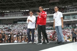 Jokowi saat bertemu dengan para relawan. | Sumber: kompas.com