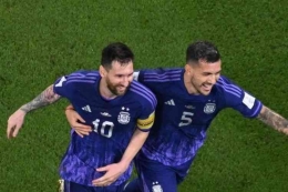 Lionel Messi dan Leandro Paredes merayakan lolosnya Argentina ke 16 besar Piala Dunia 2022: AFP/ANTONIN THUILLIER via Kompas.com
