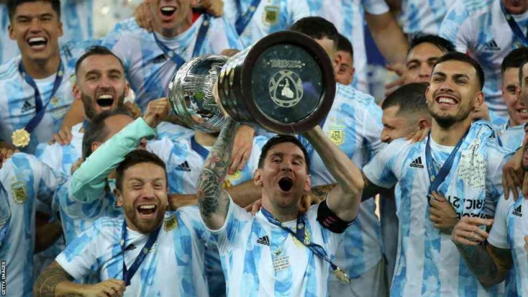 Lionel Messi saat mengangkat Piala Copa America 2021 | bbc.com