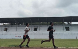 Dua pelari sedang latihan di Stadion Semeru, Selasa (29/11/2022) 