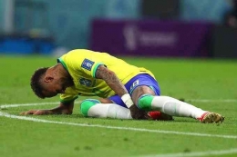 Neymar mengalami cidera dalam laga Brasil vs Serbia FIFA Piala Dunia 2022. (twitter/@sportbible)
