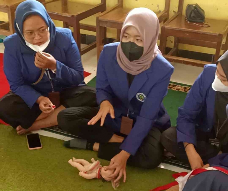 Pelatihan Pencegahan dan Pertolongan Pertama pada Kecelakaan kepada ...