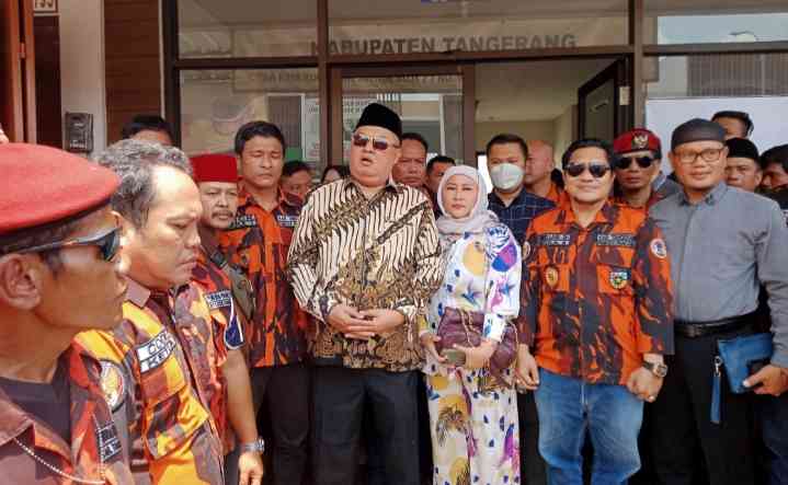 H. Zulkarnain, SE saat Conferensi Pers di depan Sekretariat Kadin Kabupaten Tangerang didampingi Istri dan sejumlah pendukungnya/dokpri
