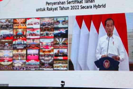 Ilustrasi Presiden Jokowi menyerahkan sertifikat tanah secara virtual (Sumber gambar: jawapos.com)
