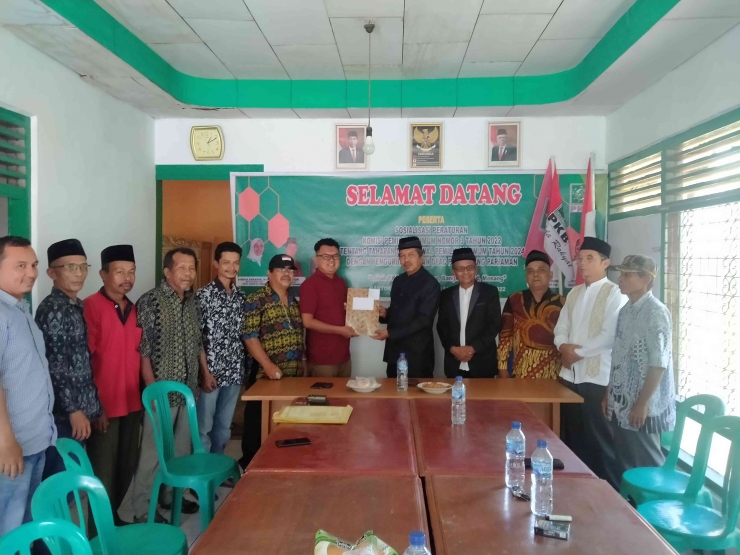 Rafli Datuak Sinaro menyerahkan berkas pencalonannya di DPC PKB Padang Pariaman. (foto dok damanhuri)